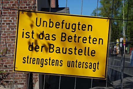 Foto: Schild mit der Aufschrift 'Unbefugten ist das Betreten der Baustelle strengstens untersagt!'
