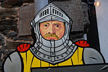 Foto: Detail einer Werbetafel, Helm mit Klappvisier