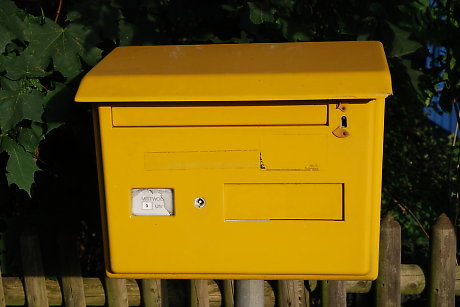 Foto: gelber Briefkasten
