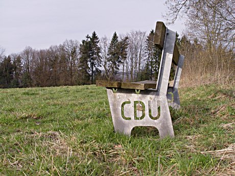 Foto: feuerverzinkt und mit Holz verunden, die CDU-Bank