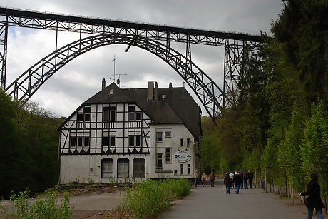 Foto: ehemalige Diskothek Exit unter der Müngstener Brücke