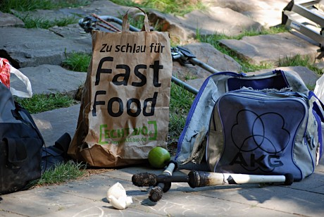 Foto: Einkaufstüte mit dem Spruch: Zu schlau für fast Food