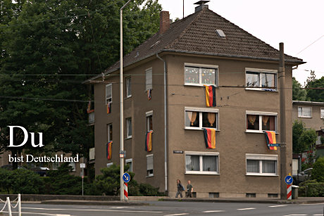 Foto: beflaggtes Haus