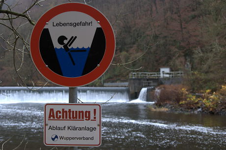 Foto: Schild mit der Aufschrift 'Achtung ! Ablauf Klranlage'