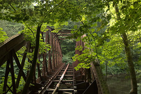 Foto: rostende Stahlbrücke über die Wupper