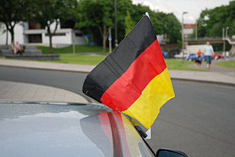 Foto: Auto mit Deutschlandfahne