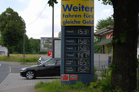 Foto: Preistafel an einer Tankstelle