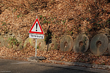 Foto: Achtungsschild mit dem Text Vereisung vor ausrangierten Schleifsteinen