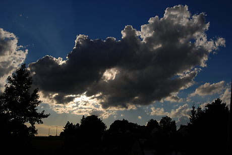 Foto: Wolke vor untergehender Sonne