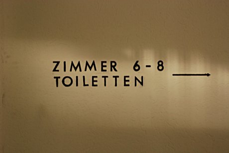 Foto: Wandaufschrift Zimmer 6-8, Toiletten