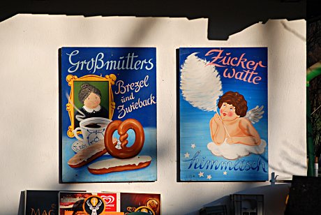Foto: Schilder mit der Aufschrift - Großmutters Brezel und Zwieback bzw. himmlische Zuckerwatte