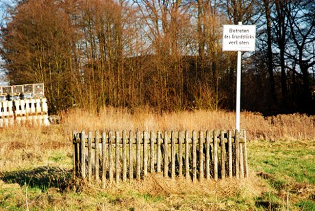 Foto: 4qm eingezunt mit Betreten-verboten-Schild