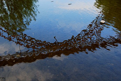 Foto: Spiegelung der Mngstener Brcke in der Wupper