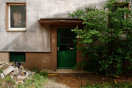 Foto: Eingang zu einem Abrisshaus