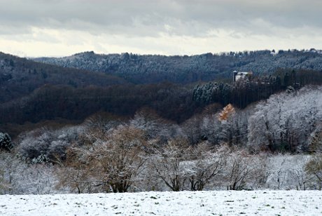 Foto: Wupperberge mit Burg Hohenscheid