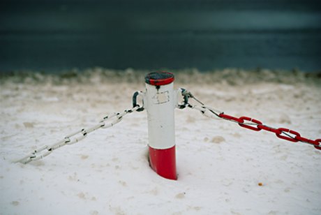 Foto: Absperrung in einem Schneehaufen