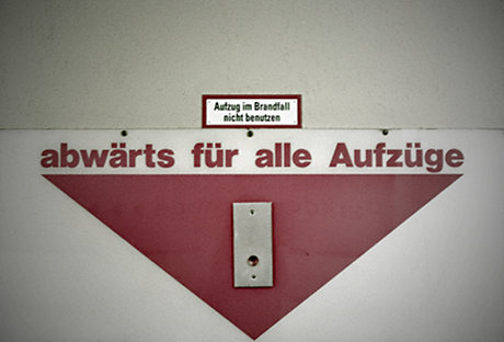 Foto: Schild an einem Aufzug