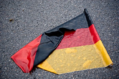 Foto: Bundesflagge auf dem nassen Asphalt