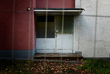 Foto: verrammelte Tr an einem Abbruchhaus