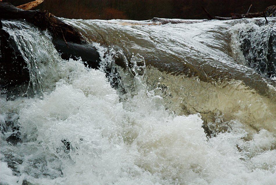 Foto: Wehr bei Hochwasser