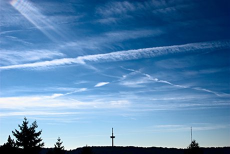 Foto: blauer Himmel mit Kondensstreifen