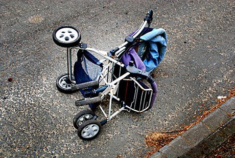 Foto: verwaister Kinderwagen auf der Strae