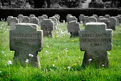 Foto: Grabstein mit der Aufschrift: unbekanntes Luftkriegsopfer