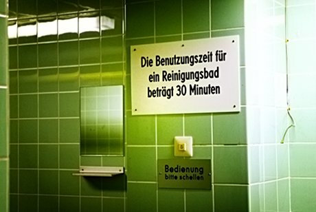 Foto: Schild mit der Aufschrift Reinigungsbad