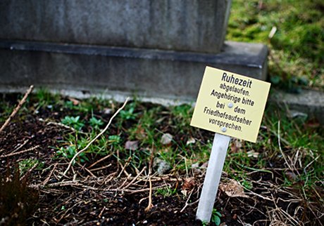 Foto: Grabschild mit der Aufschrift: Ruhezeit abgelaufen