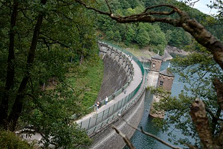 Foto: Staumauer der Sengbachtalsperre