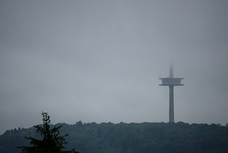 Foto: Fernmeldemast in den Wolken