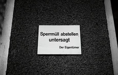 Foto: Schild mit der Aufschrift Sperrmuell abstellen untersagt