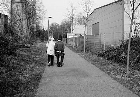 Foto: Rckansicht von Fussgngern auf der Korkenziehertrasse