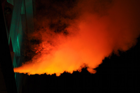 Foto: farblich beleuchteter Rauch aus einer Nebelmaschine