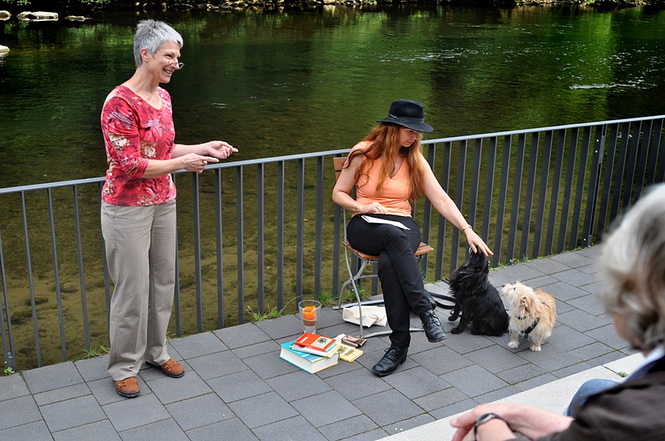 Foto: Ingelore Spies und Sandy Green am Ufer der Wupper