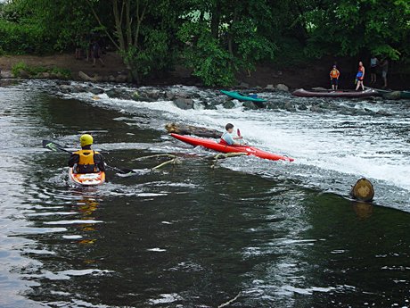 Foto: Wupperwehr und Wassersportler