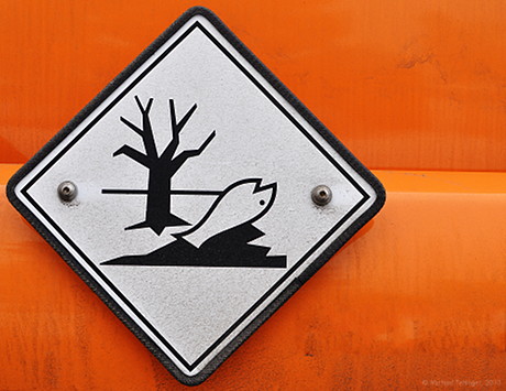 Foto: Schild mit dem Logo fr den Hinweis 'Umweltgefhrlich'