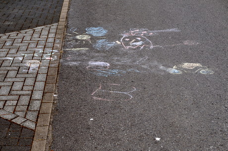 Foto: Kindermalerei auf der Strae