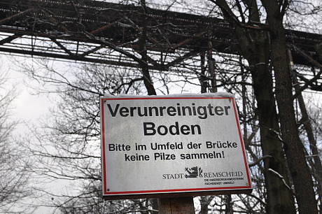 Foto: Schild mit der Aufschrift 'Verunreinigter Boden'