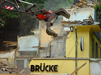Abbruch eines maroden Gebäudes in der Umgebung der Müngstener Brücke