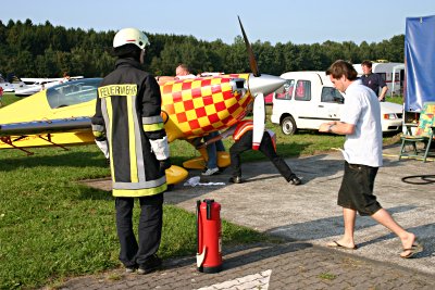 E300 von Walter Extra bei der Betankung unter fachmnnischer Aufsicht