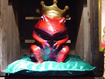 Pappmacheefigure von Stefan Seeger: Froschknig