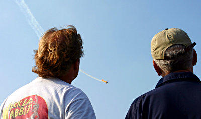 Zuschauern beim Langenfelder Flugplatzfest 2005