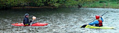 zwei Kajakfahrer auf der Wupper am Balkhauser Kotten