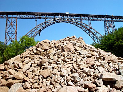 Mngstener Brcke, die das Tal der Wupper zwischen Remscheid und Solingen berspannt.