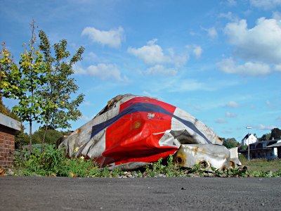 eine alte LKW-Plane verdeckt am Solinger Hauptbahnhof etwas