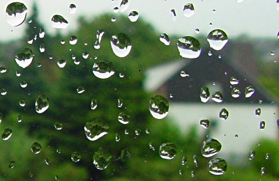 Fensterscheibe mit dicken Regentropfen