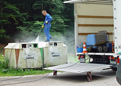 Glascontainer bei der Suberung