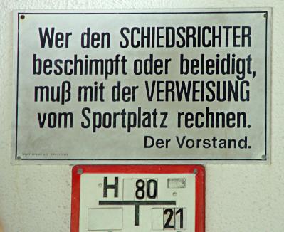 Foto - Hinweisschild mit dem Text: Wer den Schiedsrichter beschimpft oder beleidigt, muss mit der Verweisung vom Sportplatz rechnen!