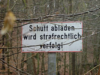 Foto: Schild mit der Aufschrift 'Schutt abladen wird strafrechtlich verfolgt'